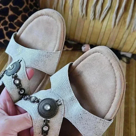 Minnetonka Selene Chain and Jewel Sandal 13M Snakeskin Creme - Picture 11 of 12